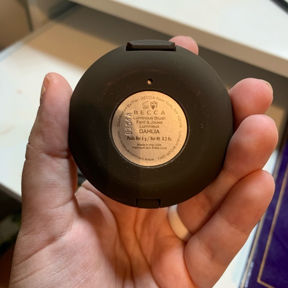 Becca - Luminous Blush - Picture 3 of 3